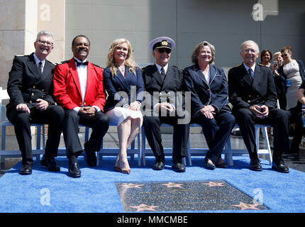 Los Angeles, Stati Uniti d'America. Il 10 maggio, 2018. Il cast originale della popolare serie televisiva "Love Boat' frequentare la stella dedizione cerimonia presso la Hollywood Walk of Fame a Los Angeles, Stati Uniti, 10 maggio 2018. Princess Cruises e il cast originale di "Love Boat" hanno ricevuto un Hollywood Walk of Fame Stella onorario lapide qui il giovedì. Credito: Li Ying/Xinhua/Alamy Live News Foto Stock