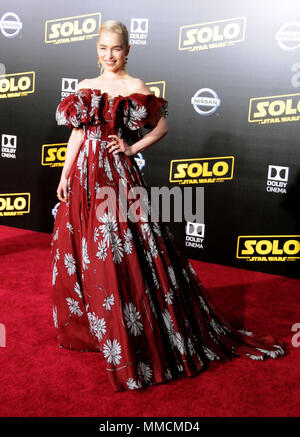 Hollywood, California, USA. Il 10 maggio, 2018. L'attrice Emilia Clarke assiste la premiere del Disney Pictures e Lucasfilms' 'Solo: una Star Wars Storia" presso il Teatro di Dolby, El Capitan theater Grauman e del teatro cinese il 10 maggio 2018 in Hollywood, la California. Foto di Barry re/Alamy Live News Foto Stock