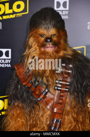 Los Angeles, Stati Uniti d'America. Il 10 maggio, 2018. Chewbecca 081 partecipa alla premiere di Disney Pictures e Lucasfilm's 'Solo: una Star Wars Storia" il 10 maggio 2018 in Hollywood, la California. Credito: Tsuni / USA/Alamy Live News Foto Stock