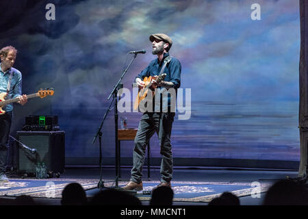 Ray LaMontagne si esibisce dal vivo sul palco del Bord Gais teatro di energia a Dublino, Irlanda. Foto Stock