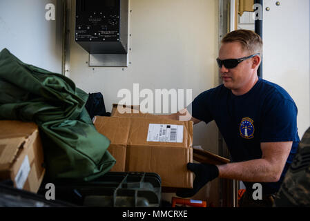 Il personale Sgt. Skyler Hart, ottantacinquesimo Progettazione Installazione Squadron quality assurance, carichi di attrezzatura in un contenitore di carico per una distribuzione di aiuti Puerto Rico all'ottantacinquesimo EIS le operazioni del veicolo basandosi su Keesler Air Force Base, Mississippi. Dopo il passaggio dell uragano Maria, Puerto Rico, per la radio mobile terrestre infrastruttura di comunicazioni per i soccorritori sono in disperato bisogno di riparazione e l'ottantacinquesimo EIS sono stati richiesti dal nome per aiutare a rimetterlo in funzione. (U.S. Air Force foto di Senior Airman Travis Beihl) Foto Stock