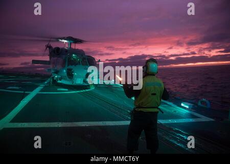 171006-N-IC246-0370 mare irlandese (ott. 6, 2017) di Boatswain mate 1. Classe James Sarkor, da Magnolia, Delaware, prepara un MH-60R Sea Hawk elicottero, attaccato al "vipere" di elicottero Maritime Strike Squadron (HSM) 48, DET. 5, per prendere il via a bordo della Arleigh Burke-class guidato-missile destroyer USS Winston S. Churchill (DDG 81) durante l'esercizio comune della Warrior 17-2, 6 ott. 2017. Joint Warrior è un REGNO UNITO-led, esercizio di multinazionali che sviluppa l'interoperabilità e la cooperazione in tutte le aree di guerra. (U.S. Foto di Marina di Massa Specialista comunicazione marinaio apprendista Raymond Maddoc Foto Stock