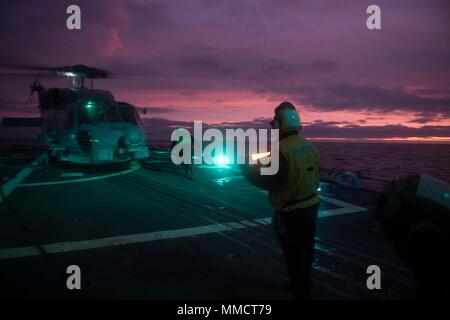 171006-N-IC246-0395 mare irlandese (ott. 6, 2017) di Boatswain mate 1. Classe James Sarkor, da Magnolia, Delaware, prepara un MH-60R Sea Hawk elicottero, attaccato al "vipere" di elicottero Maritime Strike Squadron (HSM) 48, DET. 5, per il decollo come Aviation Electronics tecnico di terza classe Michael Kassman scollega il cavo di alimentazione esterno a bordo del Arleigh Burke-class guidato-missile destroyer USS Winston S. Churchill (DDG 81) durante l'esercizio comune della Warrior 17-2, 6 ott. 2017. Joint Warrior è un REGNO UNITO-led, esercizio di multinazionali che si sviluppa di interoperabilità e di cooperazione in tutti i applicabile Foto Stock