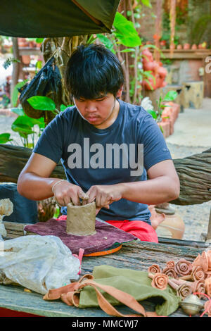 Lopburi, Tailandia - 21 Luglio 2013: artigiano rendendo in ceramica di bambole e le sculture di animali da argilla in officina in Lopburi, Thailandia Foto Stock