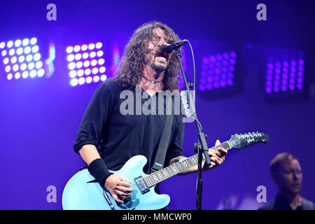 I Foo Fighters guidato da Dave Grohl eseguire sulla fase della piramide al 2017 Festival di Glastonbury. Foto Stock