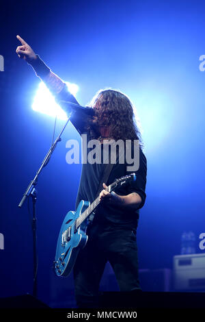 I Foo Fighters guidato da Dave Grohl eseguire sulla fase della piramide al 2017 Festival di Glastonbury. Foto Stock