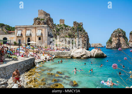 La Tonnara di Scopello (Tonnara di Scopello) Tonno di vecchi edifici di elaborazione, Castellammare del Golfo, Sicilia Foto Stock