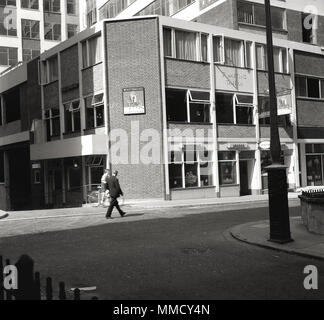 Anni sessanta, vista esterna di St Martin's Tavern, un public house nella città di Londra, Inghilterra, Regno Unito. Ricavato in un tipico degli anni sessanta 'moderne' achitectured progettato edificio - la parte anteriore di un mediocre blocco ufficio - questa è stata una Whitbread pub. Istituito nel 1742, Whitbread è stata la Gran Bretagna è più antica e famosa birreria al momento, per poi uscire sia le attività di produzione e commercio di pub. Foto Stock