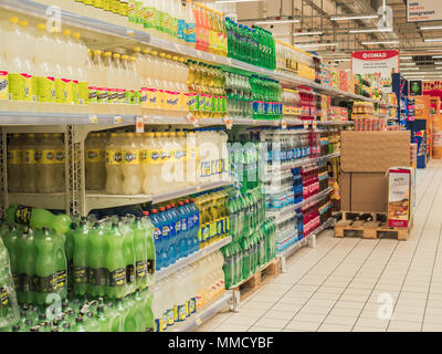 Rimini, Italia, 21 marzo 2018 scaffali di bottiglie di soda al centro dello shopping , i simboli dei rifiuti alimentari e aumento del grasso di persone Foto Stock