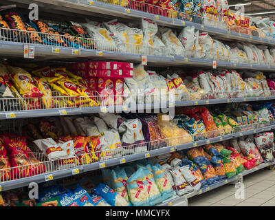 Rimini, Italia, 21 marzo 2018 ripiani di sacchetti di patatine al centro dello shopping , i simboli dei rifiuti alimentari e aumento del grasso di persone Foto Stock