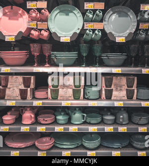 Rimini, Italia, 21 marzo 2018 più rosa e verde utensili da cucina sono in vendita al centro dello shopping Foto Stock