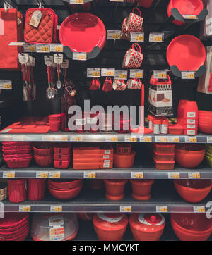 Rimini, Italia, 21 marzo 2018 più rosso utensili da cucina sono in vendita al centro dello shopping Foto Stock