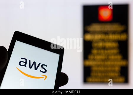 Mosca, Russia - 9 Maggio 2018: smartphone a portata di mano con Amazon Web Services (AWS) il logo. Roskomnadzor (RKN) ufficio sullo sfondo. Milioni di IP è stato bloc Foto Stock