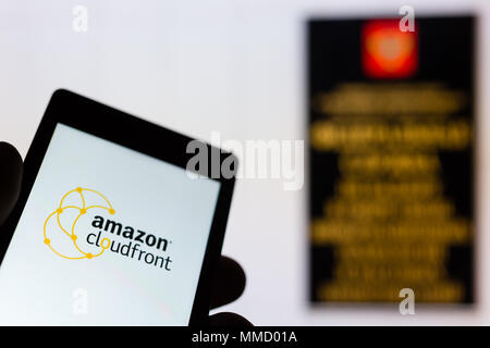 Mosca, Russia - 9 Maggio 2018: smartphone a portata di mano con Amazon cloudfront logo. Roskomnadzor (RKN) ufficio sullo sfondo. Milioni di IP è stato bloccato a b Foto Stock