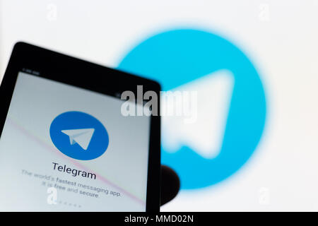 Mosca, Russia - 9 Maggio 2018: smartphone a portata di mano con popolari secure messenger telegramma app visualizzata sullo schermo. Aeroplano è emblema di applicazione su Foto Stock