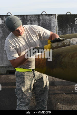 Stati Uniti Air Force Master Sgt. Jason Lee, 7° Squadrone munizioni munizioni specialista, inserisce un naso il tappo alla punta di una bomba guidata unità a RAF Fairford, REGNO UNITO, Ottobre 12, 2017. Il 7° MUNS svolge un ruolo chiave nella B-1B Lancer formazione e missione disponibilità memorizzando, mantenendo e garantendo la qualità di munizioni, e mantenendo le munizioni del sistema di rilascio. (U.S. Air Force foto di Airman 1. Classe Emily Copeland) Foto Stock