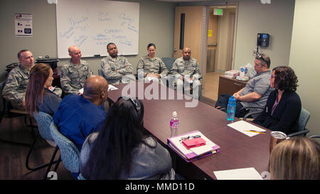 Vance Air Force Base aviatori risponderà alle domande dei membri del personale a Santa Maria del Centro Medico Regionale, Enid, Oklahoma, Ottobre 10, 2017, come parte di una sessione di domande e risposte. Questo sedersi era quello di affrontare eventuali preoccupazioni e hanno una migliore corporation tra la base e la Basilica di Santa Maria in quanto a servizio attivo aviatori che cercano di emergenza salute comportamentale al di fuori della base della clinica. (Usa foto di Airman 1. Classe Taylor Crul) Foto Stock