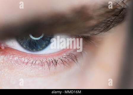 Umano occhio arrabbiato close-up dettaglio. Foto macro. Foto Stock