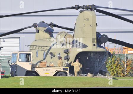 Soldati dal Bravo Company, 3° supporto generale del battaglione di aviazione, decimo combattere la Brigata Aerea, decimo Montagna divisione (LI), da Fort Drum, New York, eseguire interventi di manutenzione su un CH-47 elicottero Chinook in preparazione per la ridistribuzione su Ott. 17, 2017 a Katterbach Army Airfield in Ansbach, Baviera, Germania. (U.S. Foto dell'esercito da Charles Rosemond) Foto Stock