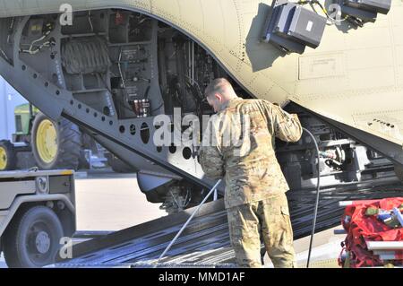 Soldati dal Bravo Company, 3° supporto generale del battaglione di aviazione, decimo combattere la Brigata Aerea, decimo Montagna divisione (LI), da Fort Drum, New York, eseguire interventi di manutenzione su un CH-47 elicottero Chinook in preparazione per la ridistribuzione su Ott. 17, 2017 a Katterbach Army Airfield in Ansbach, Baviera, Germania. (U.S. Foto dell'esercito da Charles Rosemond) Foto Stock