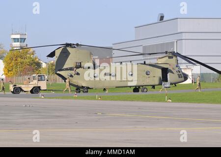 Soldati dal Bravo Company, 3° supporto generale del battaglione di aviazione, decimo combattere la Brigata Aerea, decimo Montagna divisione (LI), da Fort Drum, New York, eseguire interventi di manutenzione su un CH-47 elicottero Chinook in preparazione per la ridistribuzione su Ott. 17, 2017 a Katterbach Army Airfield in Ansbach, Baviera, Germania. (U.S. Foto dell'esercito da Charles Rosemond) Foto Stock