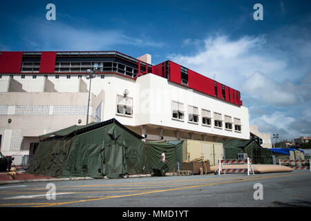 Una vista esterna del Humacao Arena di Humacao, Puerto Rico, dove il xiv combattere ospedale di supporto impostare la loro struttura medica per supportare i residenti locali colpite dall'uragano Maria, Ottobre 17, 2017. Il XIV CSH è aumentare la ospedali locali le cui funzionalità sono state colpite dall'uragano Maria. (U.S. Air Force foto di Airman 1. Classe Nicholas Dutton) Foto Stock