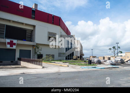 Una vista esterna del Humacao Arena di Humacao, Puerto Rico, dove il xiv combattere ospedale di supporto impostare la loro struttura medica per supportare i residenti locali colpite dall'uragano Maria, Ottobre 17, 2017. Il XIV CSH è aumentare la ospedali locali le cui funzionalità sono state colpite dall'uragano Maria. (U.S. Air Force foto di Airman 1. Classe Nicholas Dutton) Foto Stock