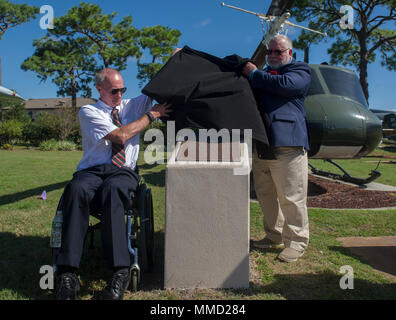 Ritirato U.S. Air Force Tech. Sgt. Paolo Cartter, sinistra e pensionati Col. John Hester, ex membri del xx Special Operations Squadron, svelano una lapide in campo Hurlburt Fla., il 14 ottobre 2017. La placca, situato nell'aria memorial park, è in memoriam dei tre air Commandos che erano stati persi nel Gennaio 9, 1984, 44 Alpha crash vicino alle Bahamas, durante il funzionamento le Bahamas, Antille e turchi. (U.S. Air Force foto di Airman 1. Classe Rachel Yates) Foto Stock