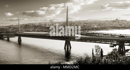 La stazione della metropolitana sulla Golden Horn bridge ad Istanbul in Turchia Foto Stock