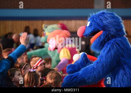 Grover è un personaggio di Sesame Street, una serie televisiva educativa per bambini prodotta negli Stati Uniti. L'immagine d'archivio documenta i personaggi che concludono una performance durante l'uso Sesame Street Tour alla Ramstein Air base, Germania, il 5 ottobre 2017 per i bambini militari. Foto Stock