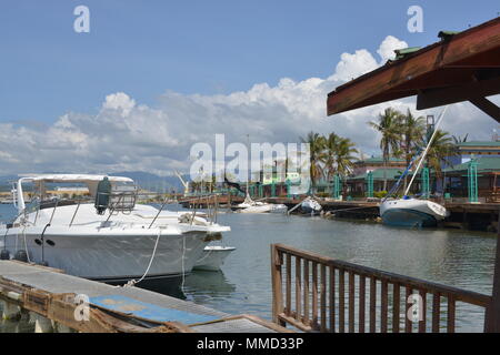 Barche a vela sedersi a terra del La Guancha Marina dopo essere stato danneggiato durante l uragano Maria in Ponce, Puerto Rico, Ottobre 14, 2017. Il team di Maria FSE-10 PR comando unificato stanno valutando la post-danni causati dalle tempeste e intraprendere azioni per prevenire l'impatto ambientale. Il comando unificato si compone del dipartimento delle risorse naturali e ambientali, U.S. Guardia costiera e gli altri enti federali, statali e degli enti locali. Il FSE 10 è il quadro entro il quale supporto federale è coordinato con agenzie di stato in risposta alle reali o potenziali fuoriuscite di olio o di materiali pericolosi rilasci. Stati Uniti Foto Stock