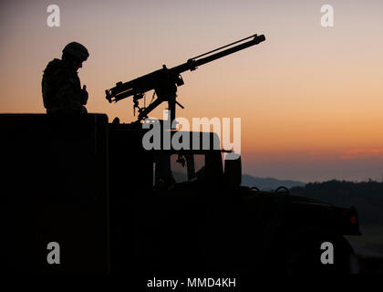 Stati Uniti Air Force Airman 1. Classe Trevin Wharton, 8 delle forze di sicurezza Squadron heavy gunner, custodisce la sua post durante l'esercizio Beverly Pack 18-1 a Kunsan Air Base, Repubblica di Corea, 11 ott. 2017. L'esercizio ha testato il Wolf Pack le capacità per effettuare l'ala missioni di difesa della base, accettare follow-su forze e prendere la lotta nord attraverso vari inietta mimando gli scenari di guerra. (U.S. Air Force photo by Staff Sgt. Victoria H. Taylor) Foto Stock