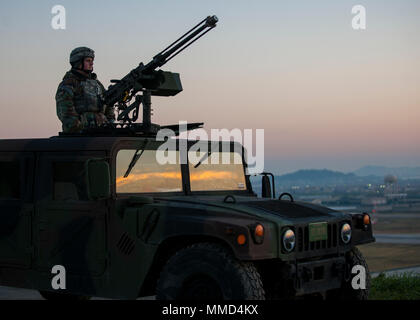 Stati Uniti Air Force Airman 1. Classe Trevin Wharton, 8 delle forze di sicurezza Squadron heavy gunner, custodisce la sua post durante l'esercizio Beverly Pack 18-1 a Kunsan Air Base, Repubblica di Corea, 11 ott. 2017. L'esercizio ha testato il Wolf Pack le capacità per effettuare l'ala missioni di difesa della base, accettare follow-su forze e prendere la lotta nord attraverso vari inietta mimando gli scenari di guerra. (U.S. Air Force photo by Staff Sgt. Victoria H. Taylor) Foto Stock