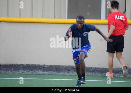 171012-N-RF885-240 CAMP LEMONNIER, Gibuti (ott. 12, 2017) marinai attaccata alla costiera squadrone fluviale (CRS) 1 derivazione di un fisico sessione di fitness con rappresentanti della marina militare del Gibuti a Camp Lemonnier, Gibuti, Ottobre 12, 2017. CRS 1 è distribuita negli Stati Uniti Sesta flotta area di operazioni e conduce lo spettro completo di giunto e operazioni navali, spesso di concerto con allied, articolari e tra le agenzie partner, al fine di avanzare U.S. gli interessi nazionali e la sicurezza e la stabilità in Europa e in Africa. (U.S. Foto di Marina di Massa lo specialista di comunicazione 2a classe Natalia Murillo/Re Foto Stock
