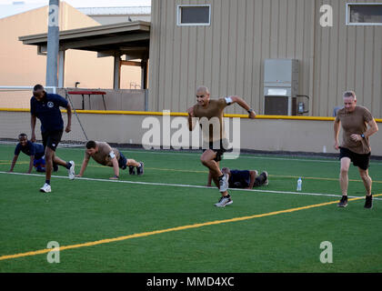 171012-N-RF885-159 CAMP LEMONNIER, Gibuti (ott. 12, 2017) marinai attaccata alla costiera squadrone fluviale (CRS) 1 derivazione di un fisico sessione di fitness con rappresentanti della marina militare del Gibuti a Camp Lemonnier, Gibuti, Ottobre 12, 2017. CRS 1 è distribuita negli Stati Uniti Sesta flotta area di operazioni e conduce lo spettro completo di giunto e operazioni navali, spesso di concerto con allied, articolari e tra le agenzie partner, al fine di avanzare U.S. gli interessi nazionali e la sicurezza e la stabilità in Europa e in Africa. (U.S. Foto di Marina di Massa lo specialista di comunicazione 2a classe Natalia Murillo/Re Foto Stock