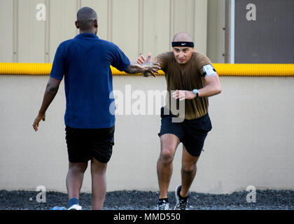 171012-N-RF885-250 CAMP LEMONNIER, Gibuti (ott. 12, 2017) marinai attaccata alla costiera squadrone fluviale (CRS) 1 derivazione di un fisico sessione di fitness con rappresentanti della marina militare del Gibuti a Camp Lemonnier, Gibuti, Ottobre 12, 2017. CRS 1 è distribuita negli Stati Uniti Sesta flotta area di operazioni e conduce lo spettro completo di giunto e operazioni navali, spesso di concerto con allied, articolari e tra le agenzie partner, al fine di avanzare U.S. gli interessi nazionali e la sicurezza e la stabilità in Europa e in Africa. (U.S. Foto di Marina di Massa lo specialista di comunicazione 2a classe Natalia Murillo/Re Foto Stock