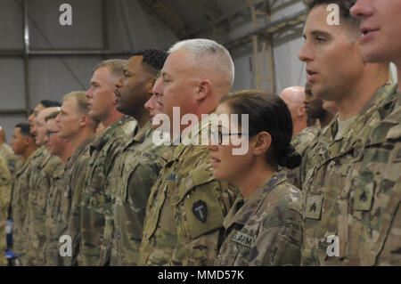 CAMP BUEHRING, Kuwait - i soldati assegnati alla XXIX Combattere la Brigata Aerea recitare il credo della non-ufficiale incaricato durante il loro diploma di base Corso di Leadership a Camp Buehring, Kuwait, 3 ottobre 2017. Oltre 93 soldati assegnati alla XXIX Combattere la Brigata Aerea hanno laureato BLC fin dal loro arrivo nel mese di aprile 2017. (U.S. Foto dell'esercito da Staff Sgt. E Isotta Reyes) Foto Stock