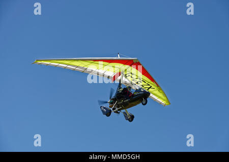 P&M Aviation Quik GT450 flexwing velivoli ultraleggeri G-CEZX decolla da Popham airfield vicino a Winchester NEL REGNO UNITO. Foto Stock