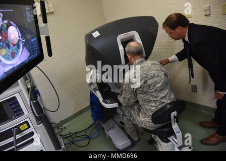 Blaise Provitola, Intuitive Surgical Inc. area sales manager, guide Lt. Gen. Mark Ediger, Air Force chirurgo generale, come egli aziona un sistema chirurgico da Vinci, che viene utilizzata per gli interventi di chirurgia robotica, durante una visita alla Clinical Research Laboratory ott. 17, 2017, su Keesler Air Force Base, Mississippi. Lo scopo di Ediger della visita era quello di familiarizzare con la 81st Medical mission del gruppo, operazioni e personale. Durante la sua visita, egli ha visitato più di dieci diverse unità della 81st MDG per includere mammografia, dipartimento di emergenza, radiology and oncology, la genetica e la ricerca clinica la Foto Stock