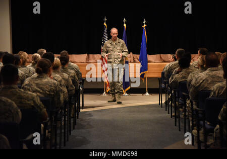 Lt. Gen. Mark Ediger, Air Force chirurgo generale, offre commento durante una chiamata a tutti in occasione della 81Medical Center il Don Wiley Auditorium ott. 17, 2017, su Keesler Air Force Base, Mississippi. Lo scopo di Ediger della visita era quello di familiarizzare con la 81st Medical mission del gruppo, operazioni e personale. Durante la sua visita, egli ha visitato più di dieci diverse unità della 81st MDG per includere mammografia, dipartimento di emergenza, radiology and oncology, la genetica e la ricerca clinica lab. (U.S. Air Force foto di Kemberly Groue) Foto Stock