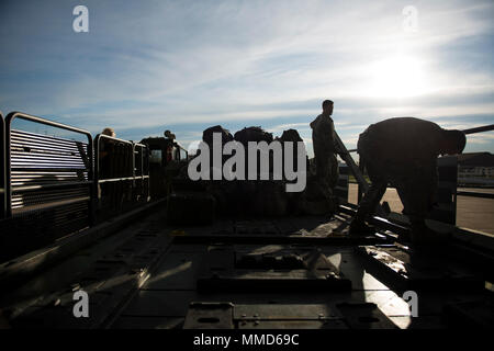 Membri della 914th Air Refuelling Wing fissare i bagagli di soldati dell'152Engineering Support Company fuori di Buffalo, N.Y. in preparazione per la loro partenza a Puerto Rico per aiuto in uragano soccorsi, 19 ottobre 2017, Niagara Falls riserva d'aria Stazione, N.Y. Cittadino di riserva aviatori componenti della 914th disponibilità logistica e 30 porta antenna squadroni come pure la base contraente sono venuti insieme per facilitare il trasporto e il carico delle navi da carico e il personale per il New York Esercito nazionale di protezione. (U.S. Air Force foto di Tech. Sgt. Steph Sawyer) Foto Stock