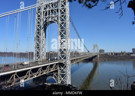 Vista del George Washington Bridge presi da Fort Lee parco storico. Foto Stock