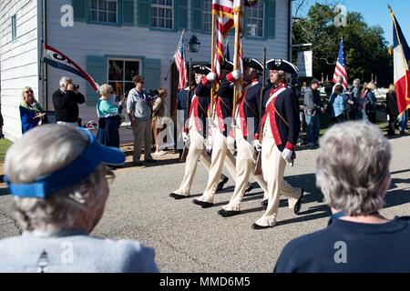 Il 3d U.S. Infantry Regiment (The Old Guard) è il più antico reggimento di fanteria in servizio attivo dell'esercito degli Stati Uniti, che funge da unità cerimoniale ufficiale dell'esercito. Il 19 ottobre 2017, i soldati assegnati alla Continental Color Guard parteciparono alla Yorktown Day Parade a Yorktown, Virginia, commemorando la vittoria americana del 1781. L'immagine d'archivio documenta la formazione cerimoniale durante la parata. Foto Stock