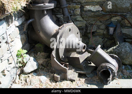 Immagine in bianco e nero di miniera macchinari da Coppermines Valley, Cumbria, risposte precedenti Coniston Water. Foto Stock