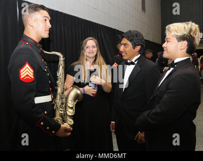 Sgt. Spencer giorno un sassofono strumentista con il Marine Corps Jazz Orchestra, parla a musicisti di Villa Park High School, Villa Park, California, Ott. 17, 2017. L'orchestra si riunisce una volta all' anno per un giro di due settimane ed è compreso il top jazz giocatori da tutto i dieci Stati Uniti Marine Corps bande di campo, "Il presidente della propria' della marina degli Stati Uniti, banda e 'Il comandante della propria' della marina degli Stati Uniti e del tamburo Bugle Corps. Foto Stock