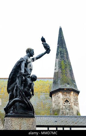 Statua di bronzo di un uomo e due bambini situato a War Memorial Gardens Situato nel centro città di Kingston upon Thames, Inghilterra Foto Stock