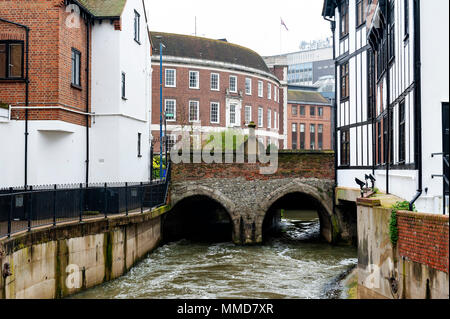 Clattern ponte sopra il Hogsmill, un affluente del fiume Tamigi, nella città di Kingston upon Thames, Inghilterra Foto Stock