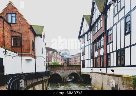 Clattern ponte sopra il Hogsmill, un affluente del fiume Tamigi, nella città di Kingston upon Thames, Inghilterra Foto Stock
