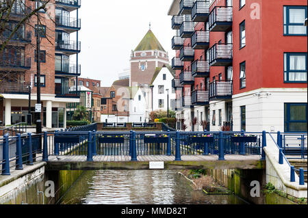Clattern ponte sopra il Hogsmill, un affluente del fiume Tamigi, nella città di Kingston upon Thames, Inghilterra Foto Stock