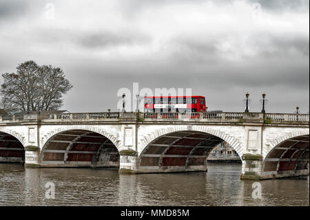 Nuovo Routemaster Double-decker bus attraversando Kingston Bridge sul fiume Tamigi a Kingston, Inghilterra Foto Stock